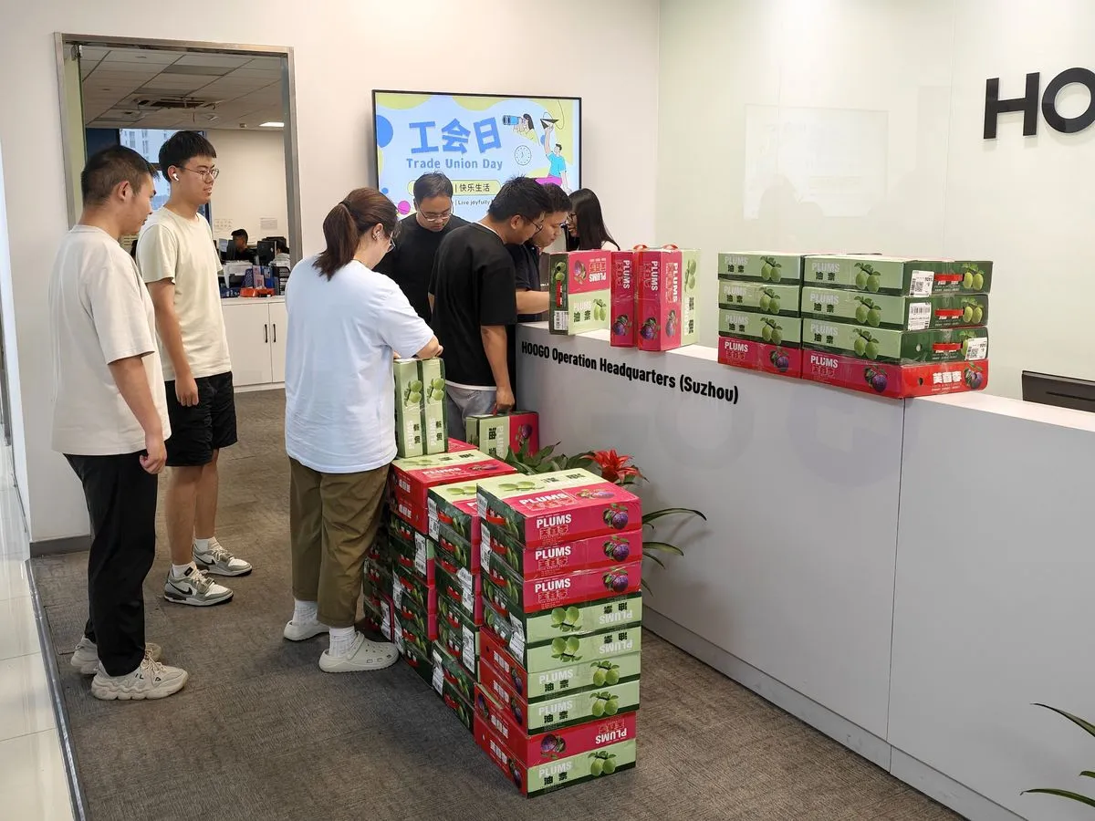 HOOGO team members gathering around the Suzhou reception desk to receive summer care packages. HOOGO team members gathering around the Suzhou reception desk to receive summer care packages.